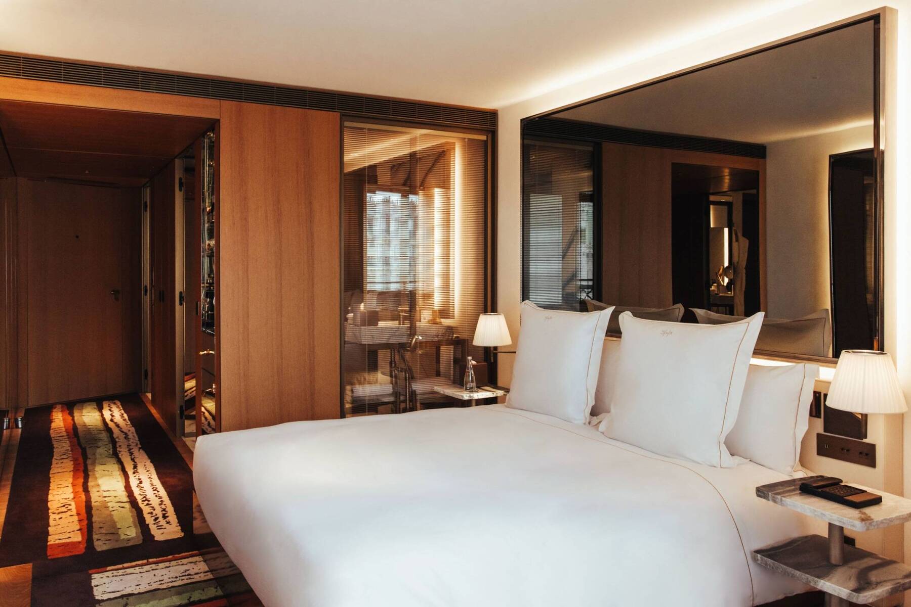 KING SAX ROOM WITH PARISIAN VIEW