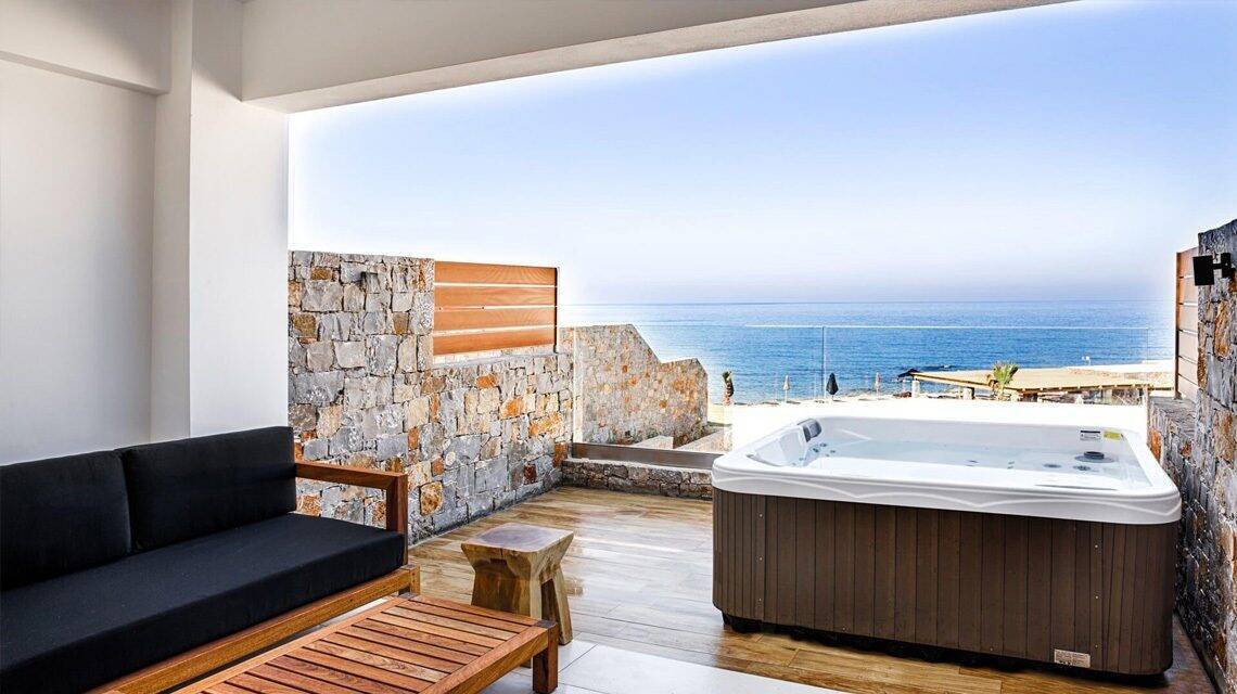 Luxury Guestroom with Private Outdoor Jacuzzi