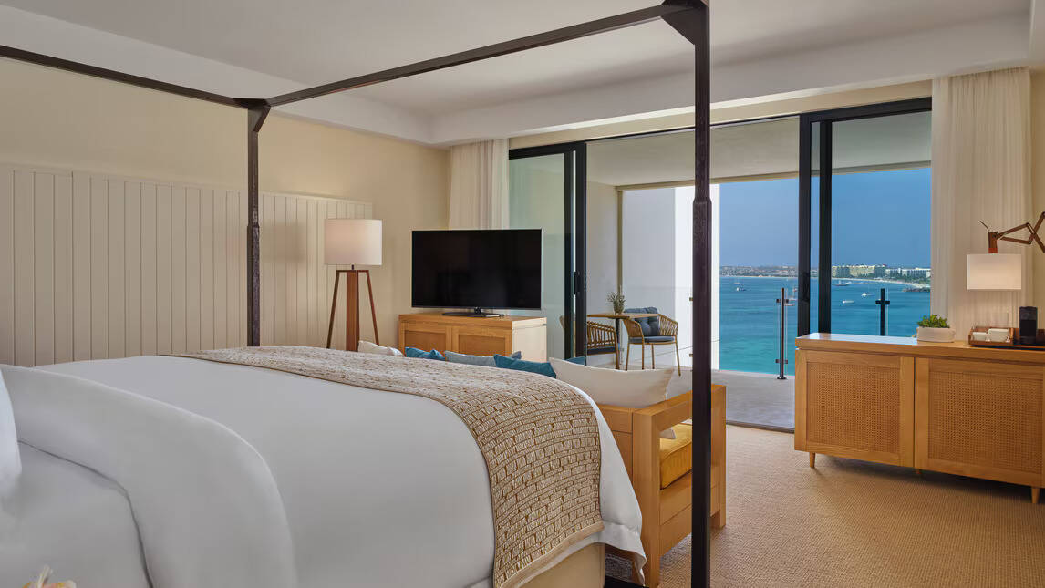 DELUXE OCEAN VIEW KING BALCONY