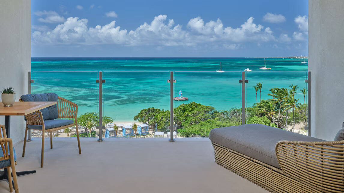 DELUXE PARTIAL OCEAN VIEW KING BALCONY