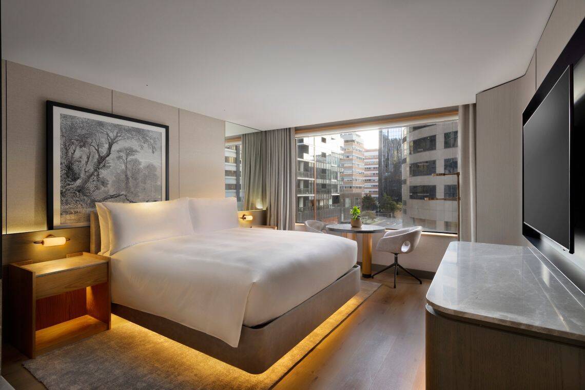 UPPER FLOOR 7TH AND ABOVE, DELUXE KING ROOM