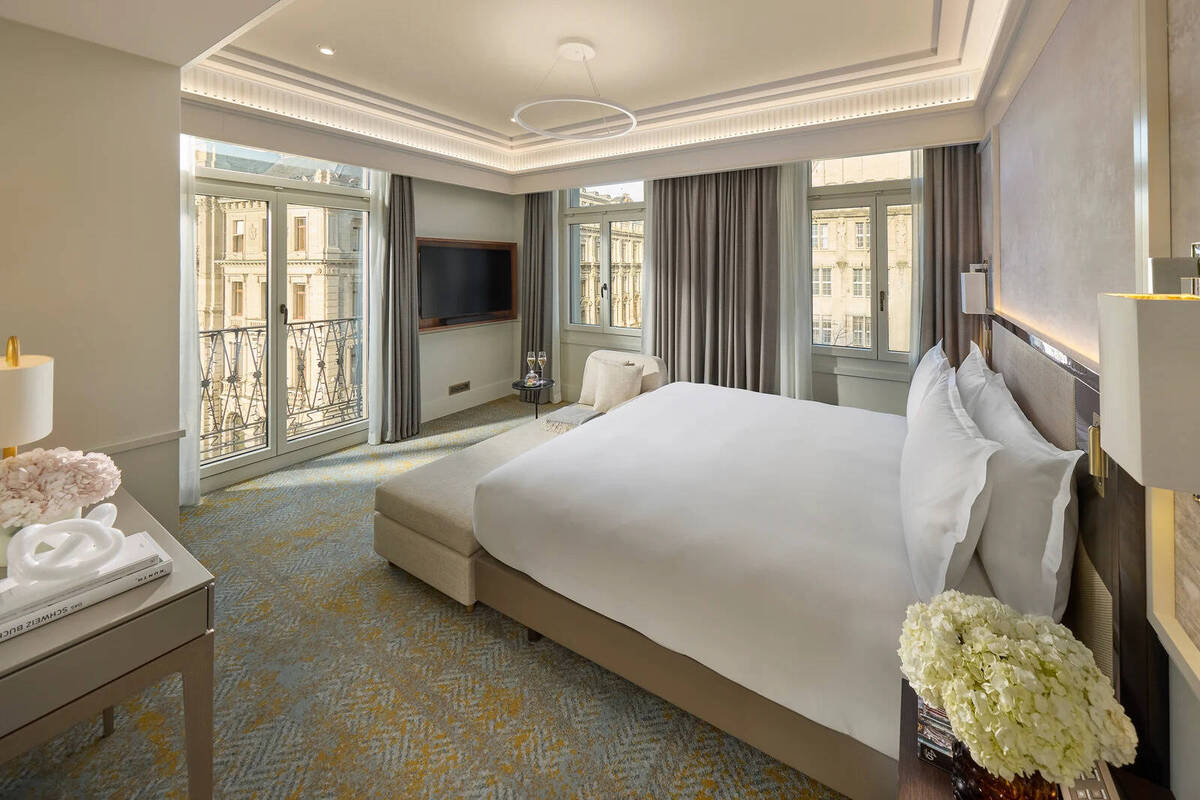  Grand Corner Suite
