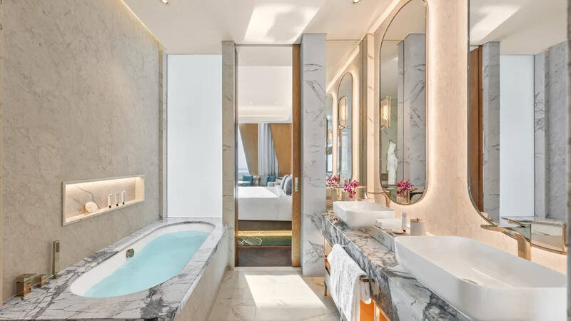 Deluxe Downtown View Room King