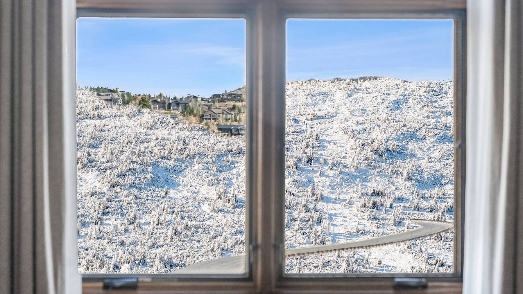 PRESIDENTIAL RESIDENCE FOUR BEDROOM BALCONY FIREPLACE
