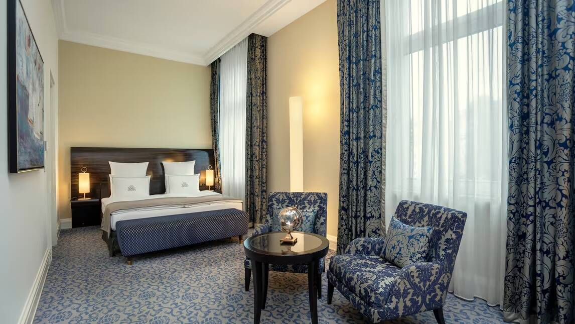 SUPERIOR KING ROOM