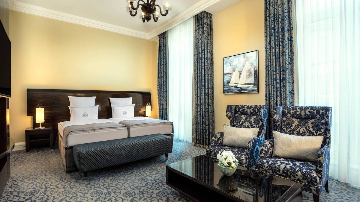 DELUXE TWO TWIN ROOM