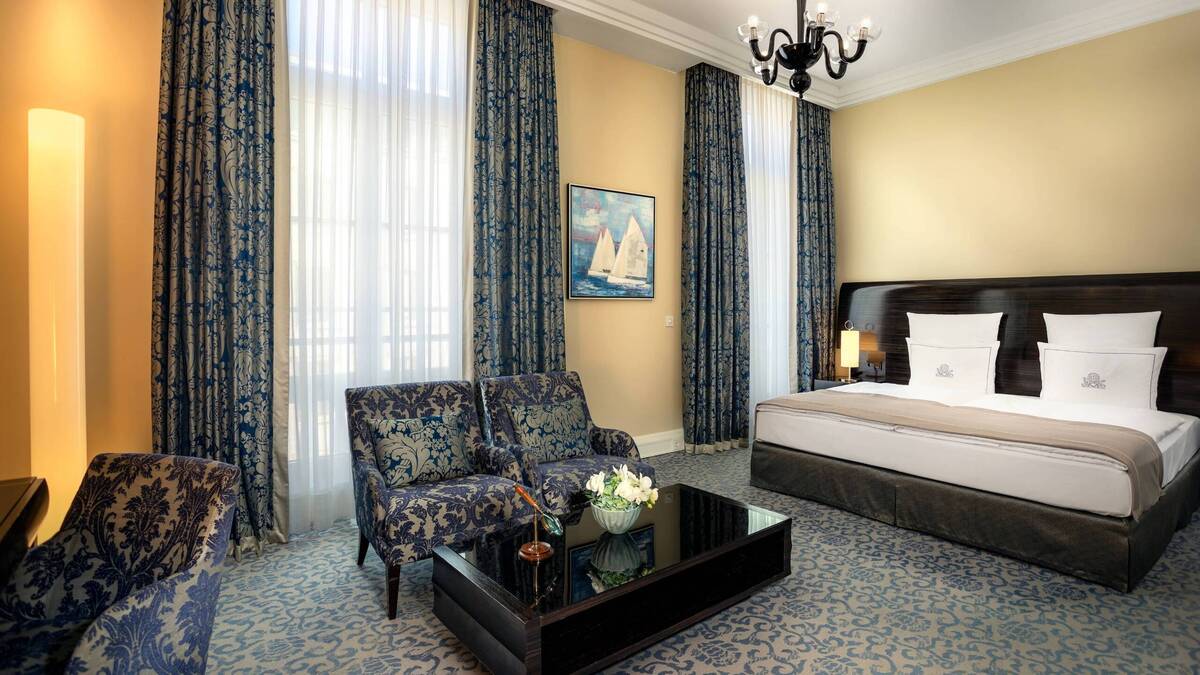 DELUXE KING ROOM