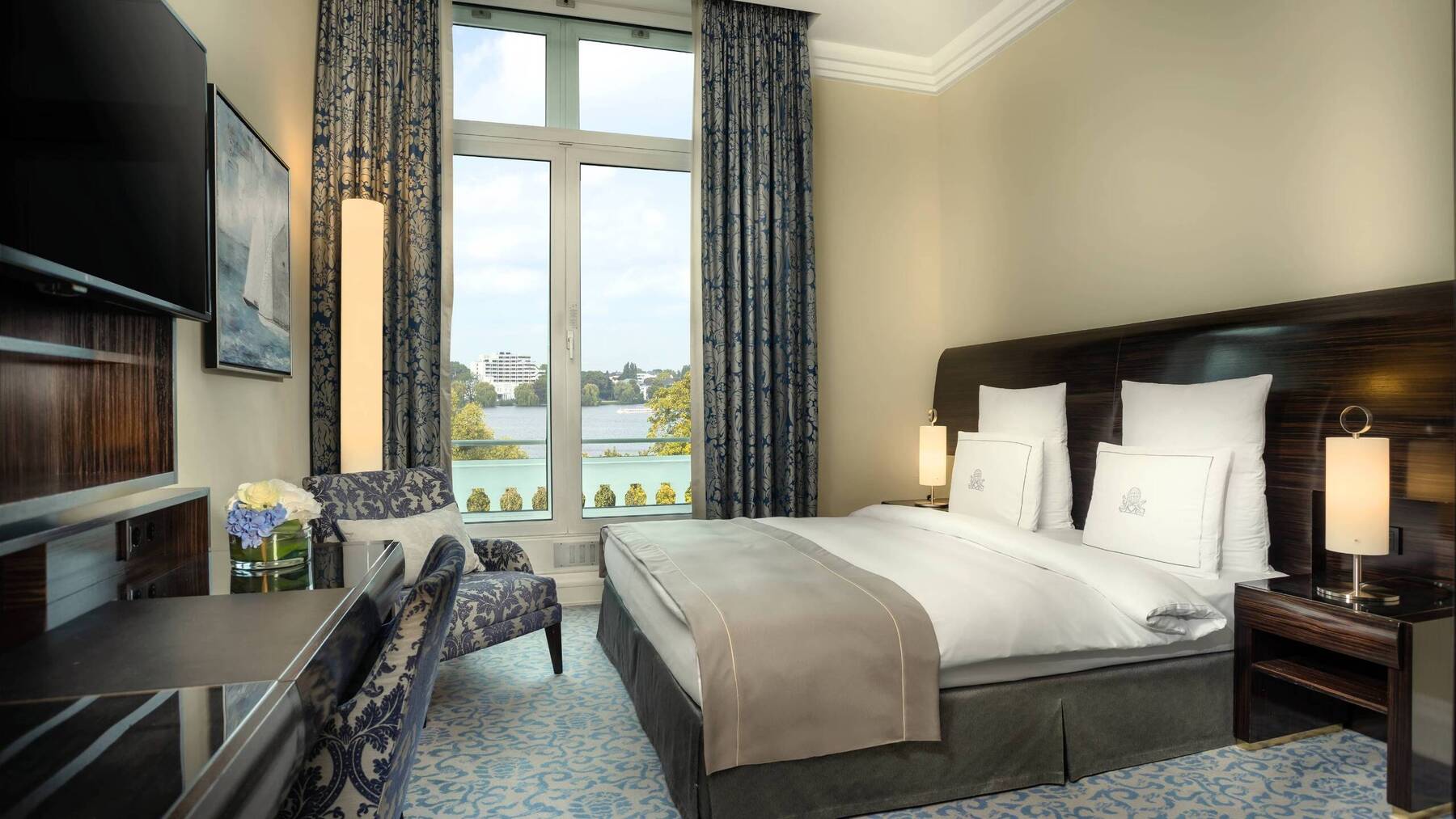 SUPERIOR KING LAKE VIEW 