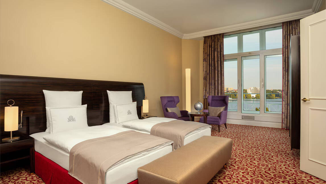 SUPERIOR SUITE TWO TWINS LAKE VIEW