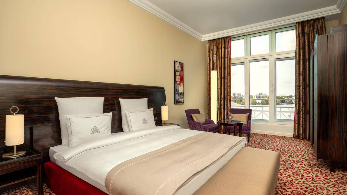 SUPERIOR SUITE KING LAKE VIEW