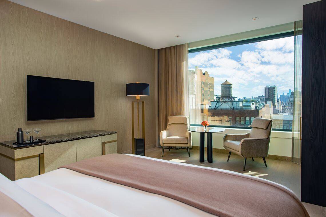 DELUXE KING ROOM