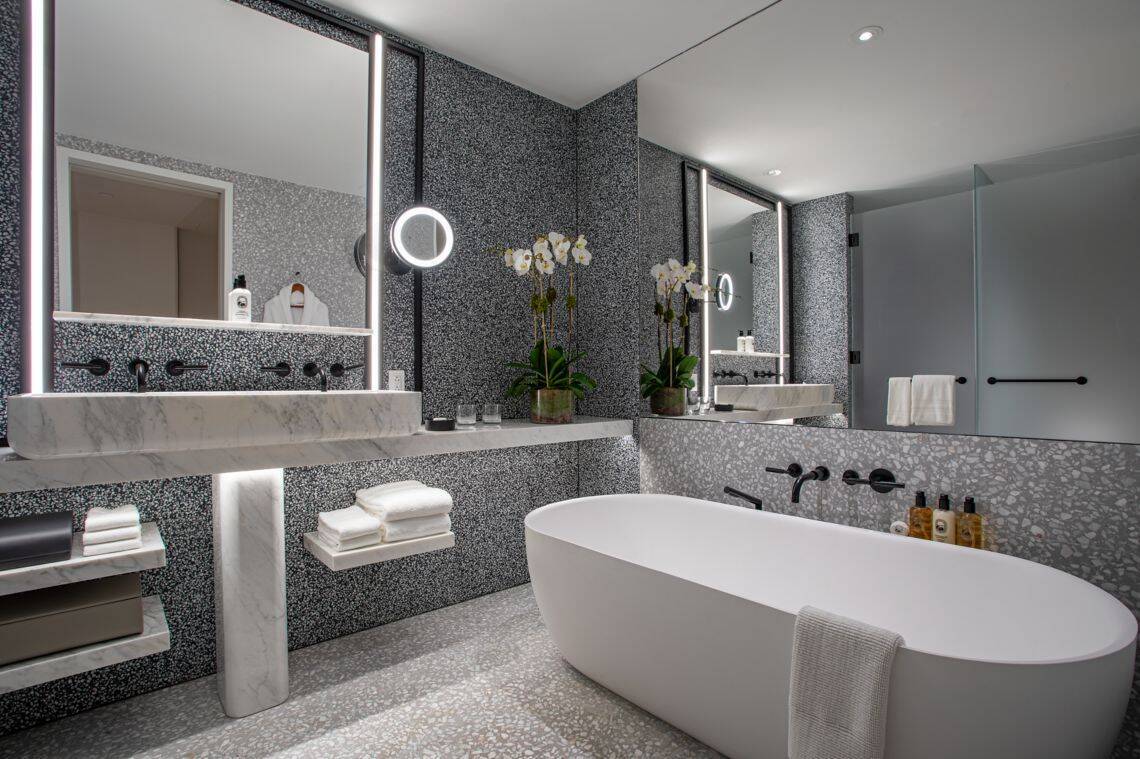 SKYLINE CLUB LEVEL DOUBLE ROOM, HIGH FLOOR