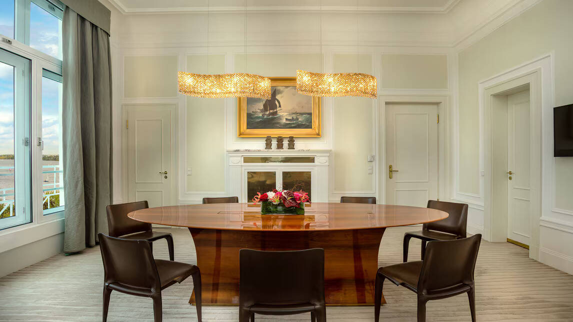 PRESIDENTIAL SUITE LAKE VIEW