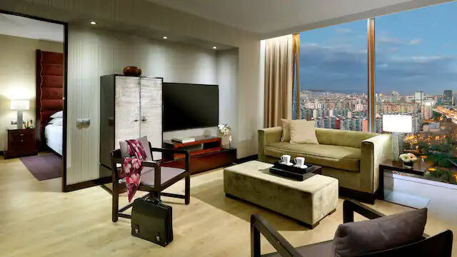Regency Executive Suite King High Floor Deluxe City View