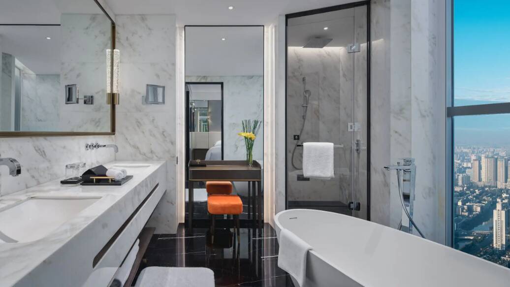 TWO KNIG BEDS FAMILY SUITE