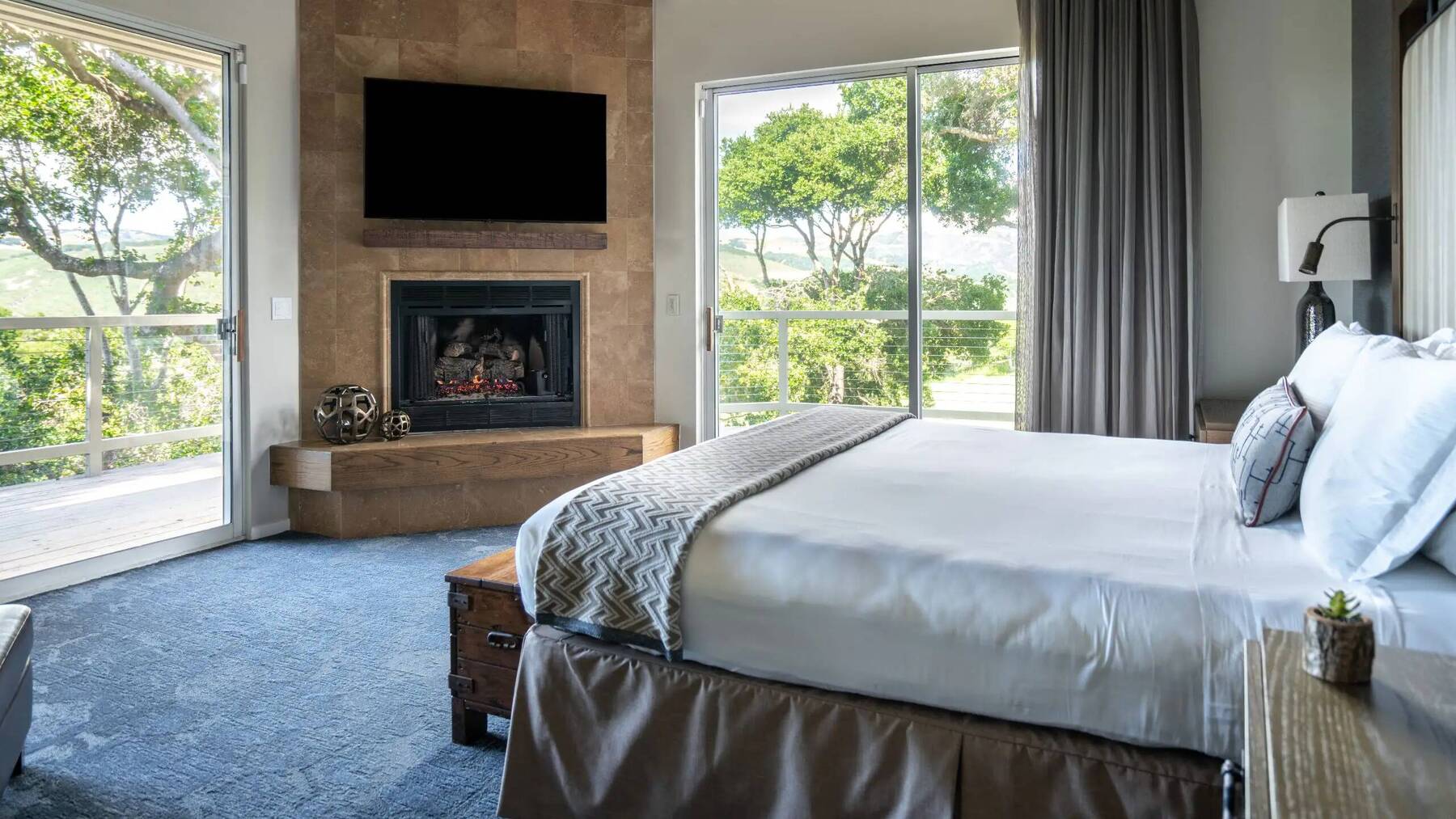 HILLTOP RANCH SUITE WITH KING BED ACCESSIBLE SHOWER AND OUTDOOR TUB
