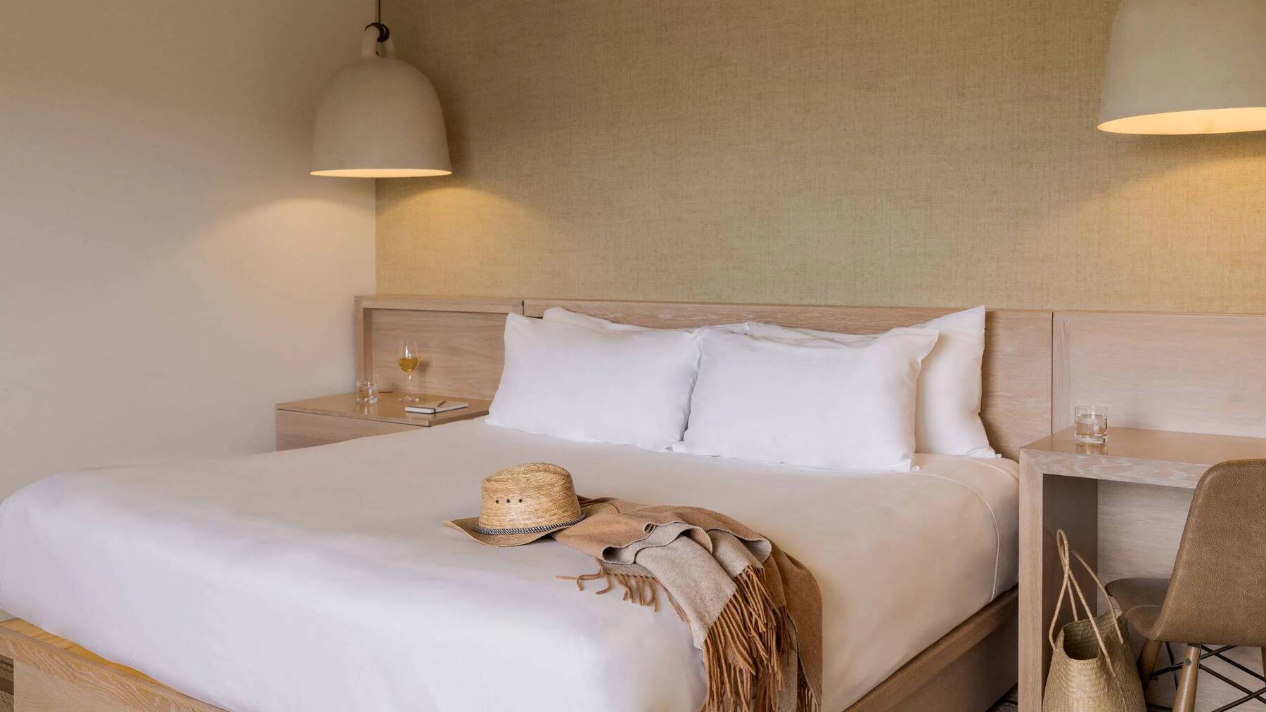 VINEYARD OAK STUDIO WITH KING ACCESSIBLE SHOWER