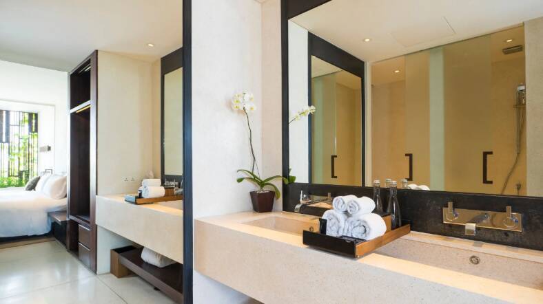 KING BED POOL ACCESS DELUXE