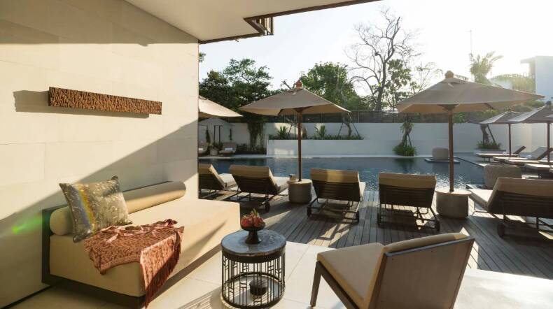 KING BED POOL ACCESS DELUXE