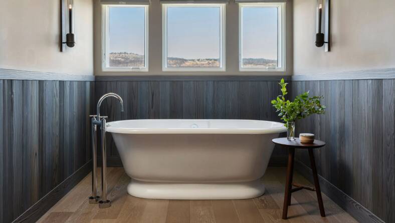 KING BED HISTORIC MANOR