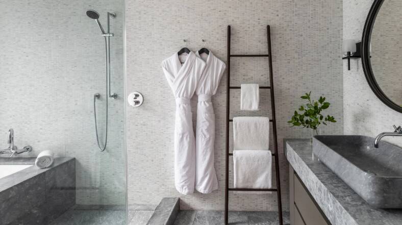 KING BED VINEYARD POOL VIEW BALCONY