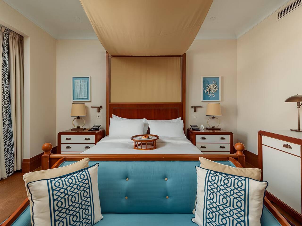 King Premium Partial Sea View 