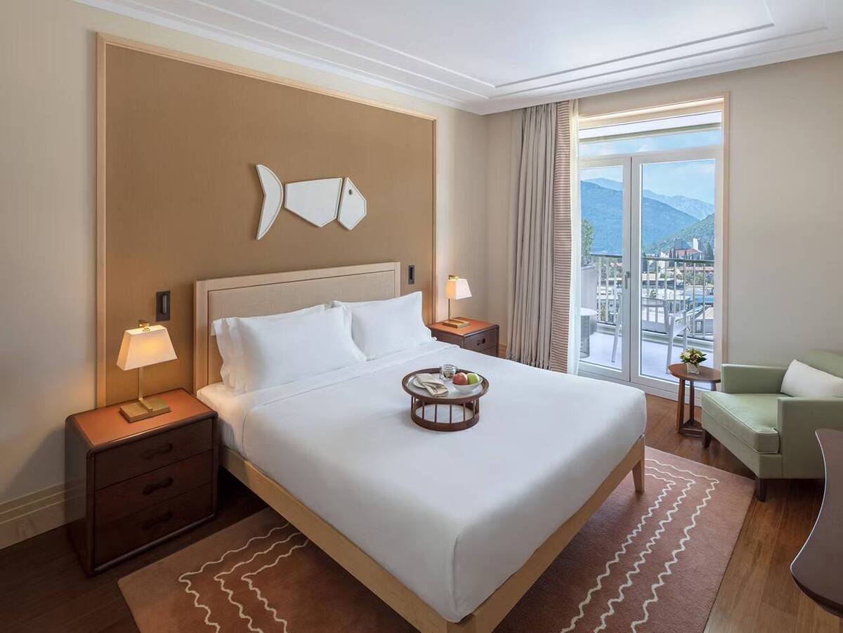 King Premium Pool View Balcony