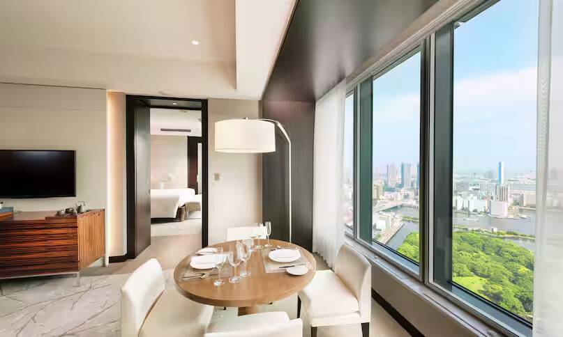 Corner City King Suite Room