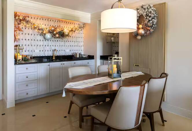 NUTCRACKER DELUXE SUITE - KING BED