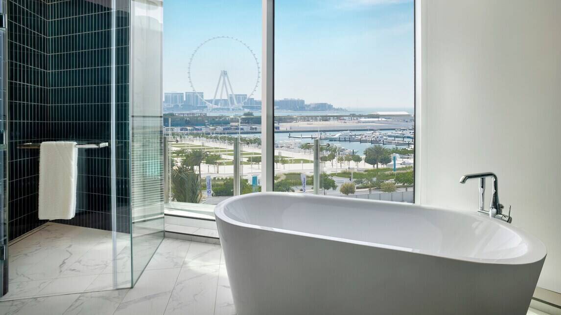 DELUXE CORNER KING HARBOR VIEW BALCONY