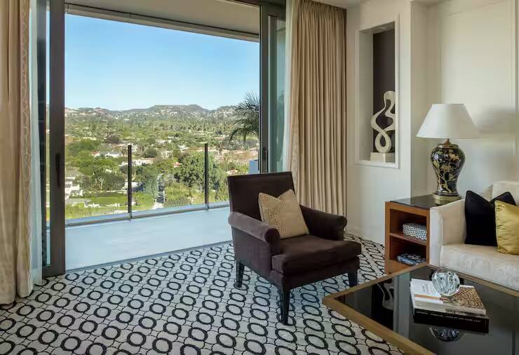 Hollywood Suite Mob Accessible Tub