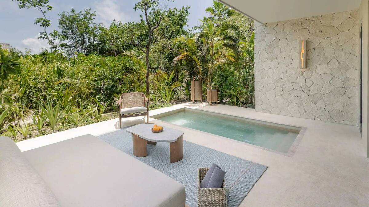 ONE KING BED LAGOON AREA WITH PLUNGE POOL