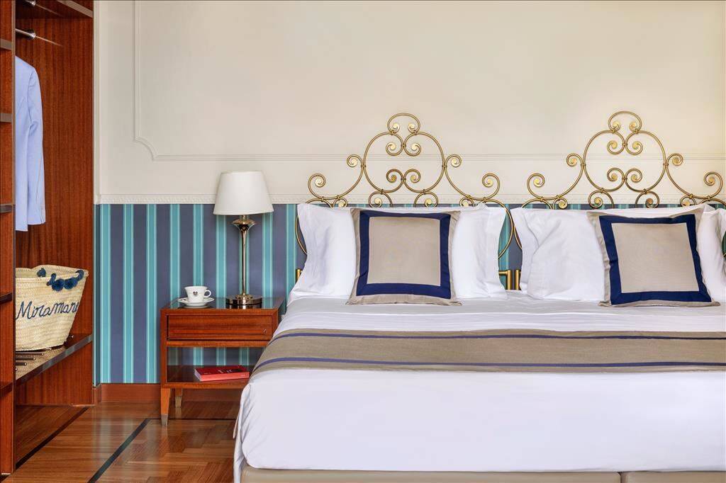 Deluxe Room Partial Sea View with Balcony