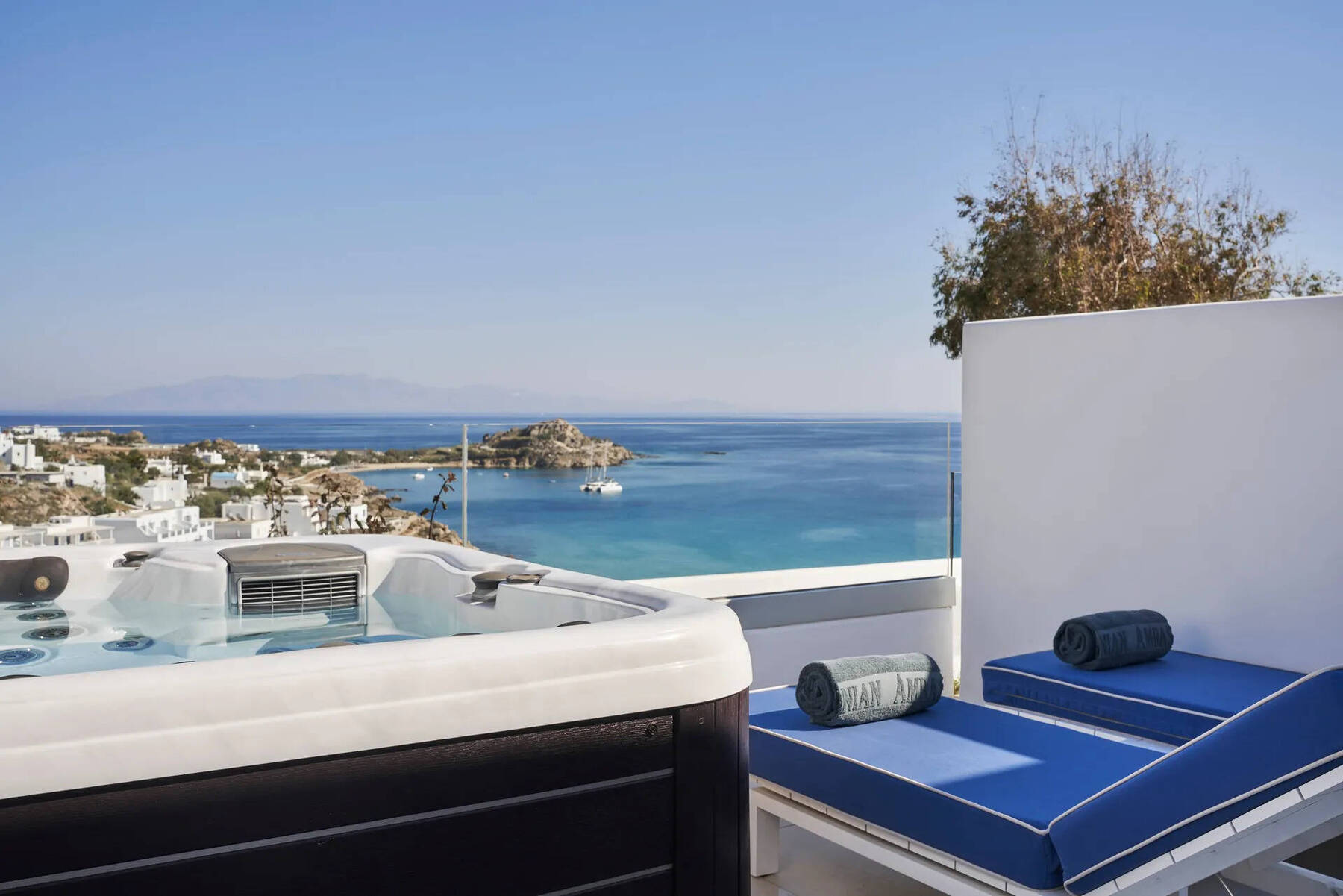 True White Suite With Outdoor Jacuzzi & Sea View 