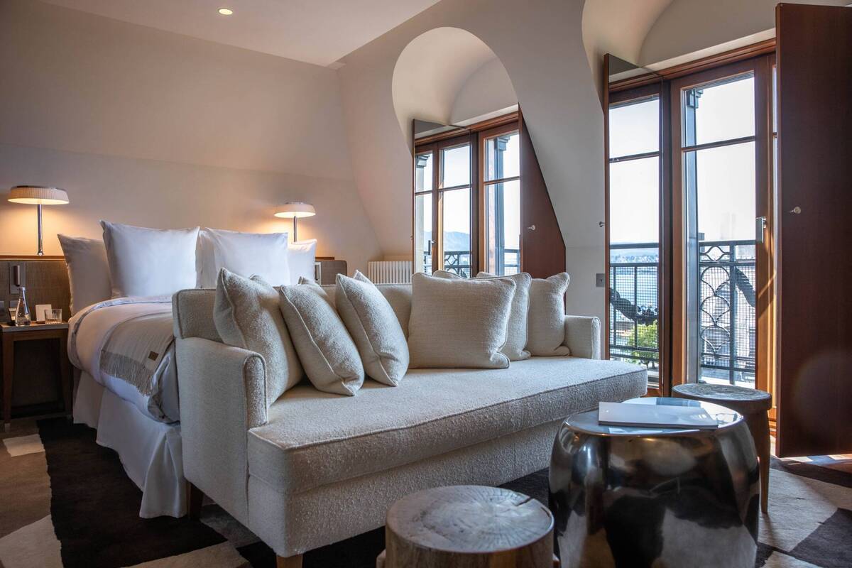 Deluxe City Room