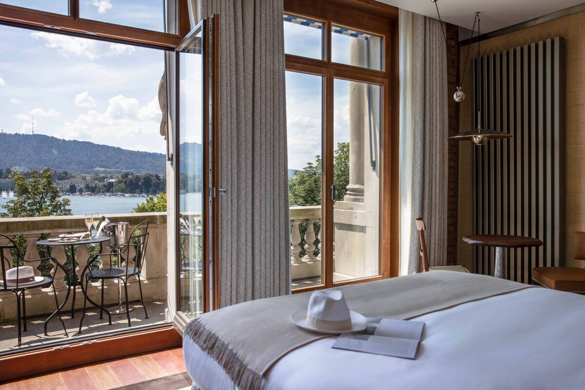 Lake View Room