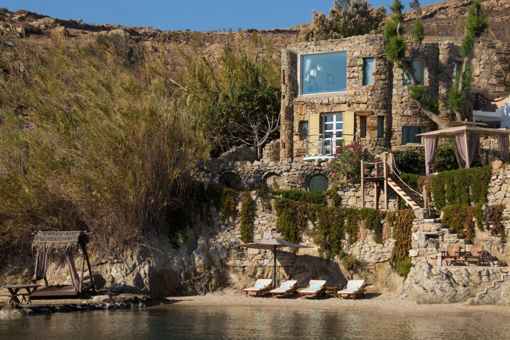 NOAH'S WATERFRONT VILLA WITH PRIVATE POOL &  BEACH