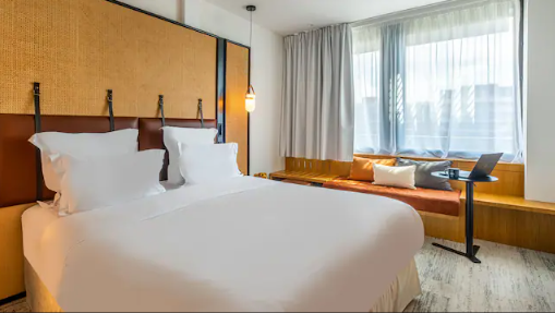 ONE KING BED, CITY VIEW 