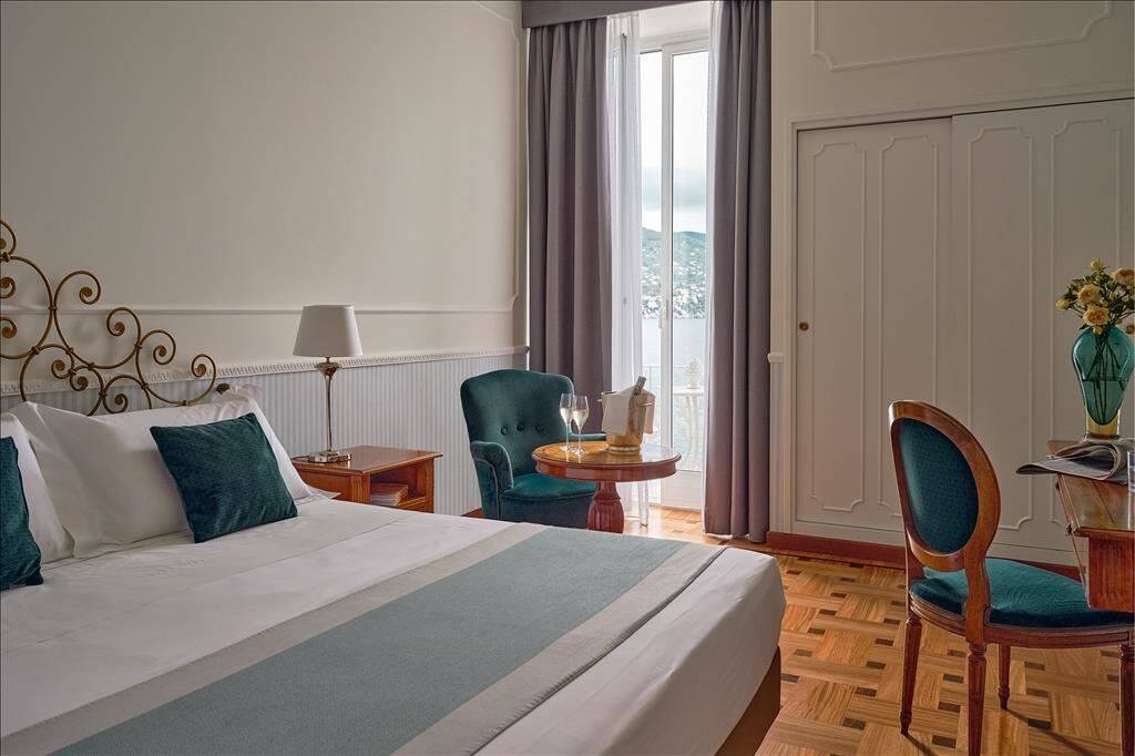 DELUXE QUEEN ROOM SEA VIEW BALCONY