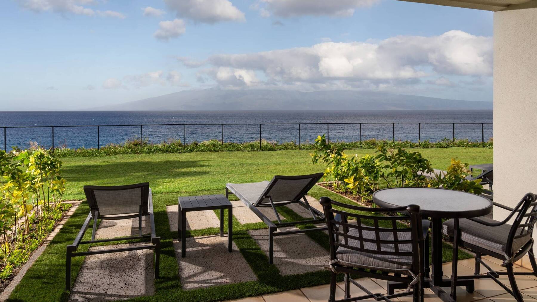 MOANA OCEANFRONT LANAI LARGER KING ROOM