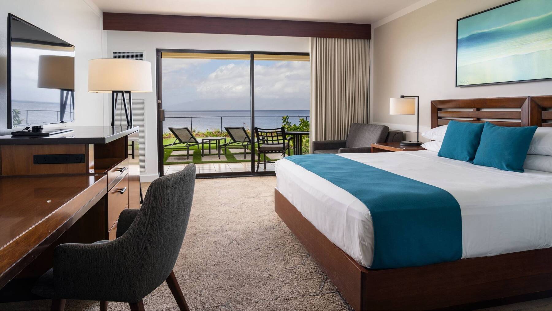 MOANA OCEANFRONT LANAI LARGER KING ROOM