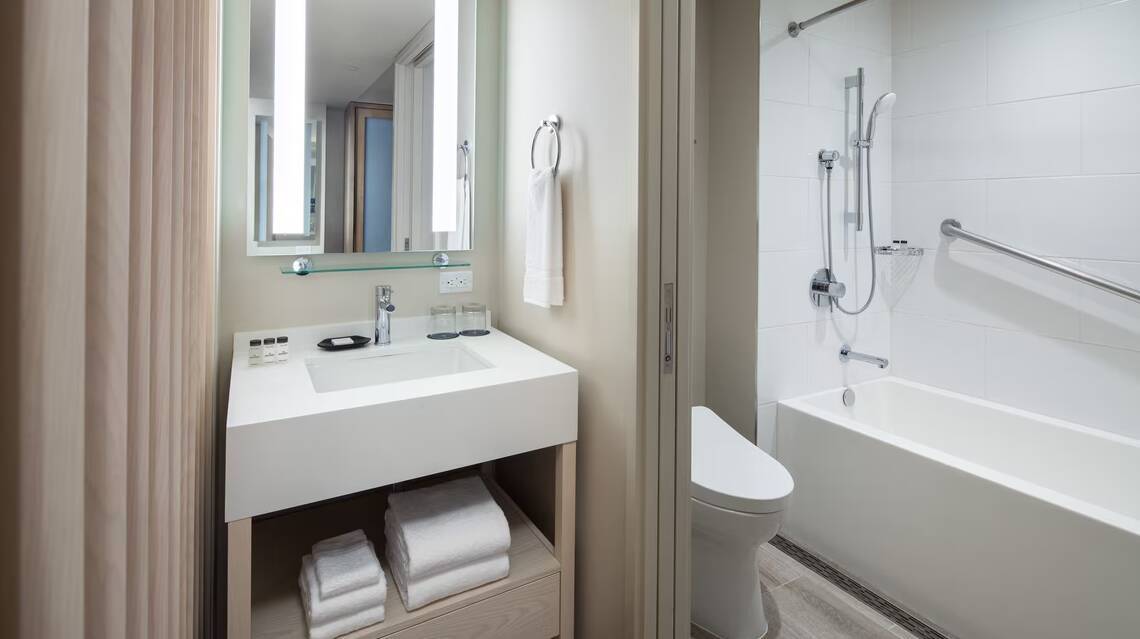 DIAMOND HEAD OCEANFRONT KING ROOM