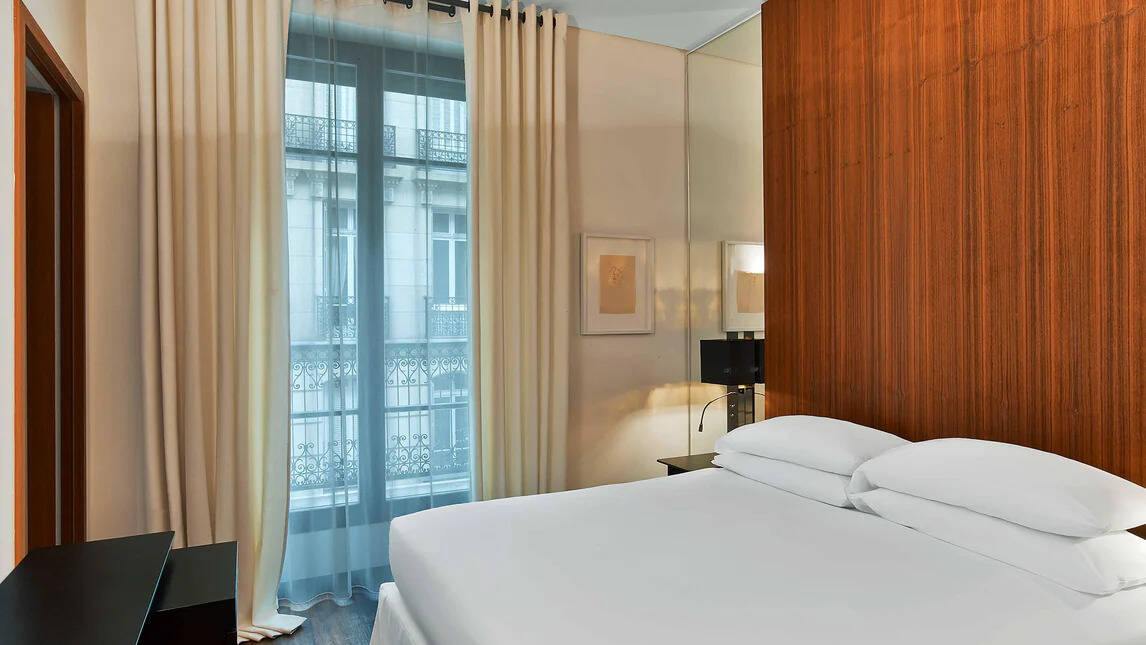 Prestige Partial Eiffel Tower View Queen 