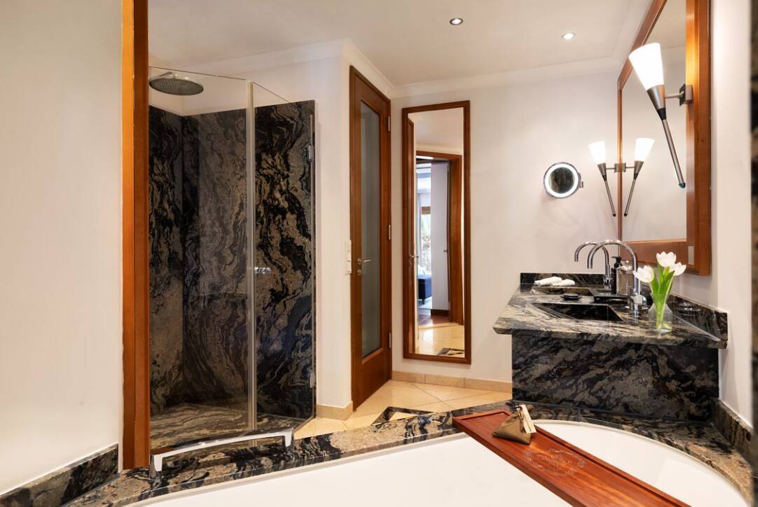 JUNIOR SUITE CORNER SEA