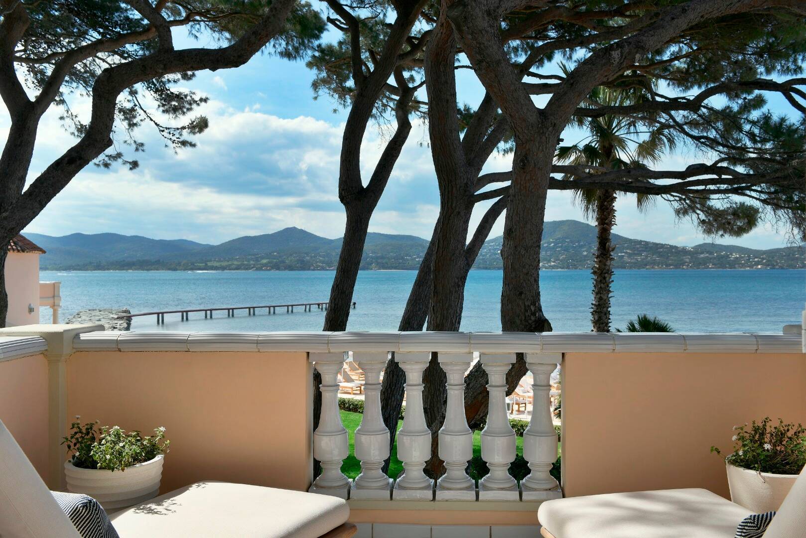 SEA DELUXE JUNIOR SUITE