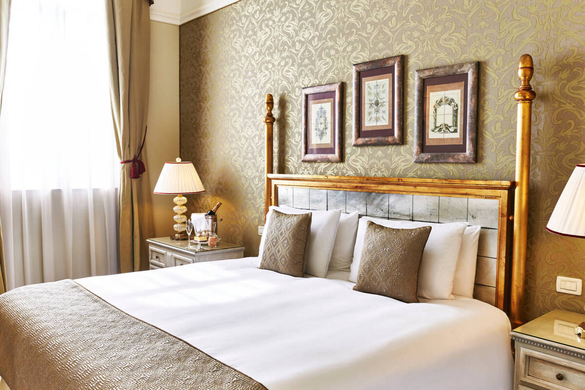 DELUXE ROOM