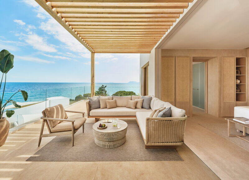 DELUXE TWO BEDROOM GRAND PENTHOUSE SUITE WITH SEA FRONT VIEW 