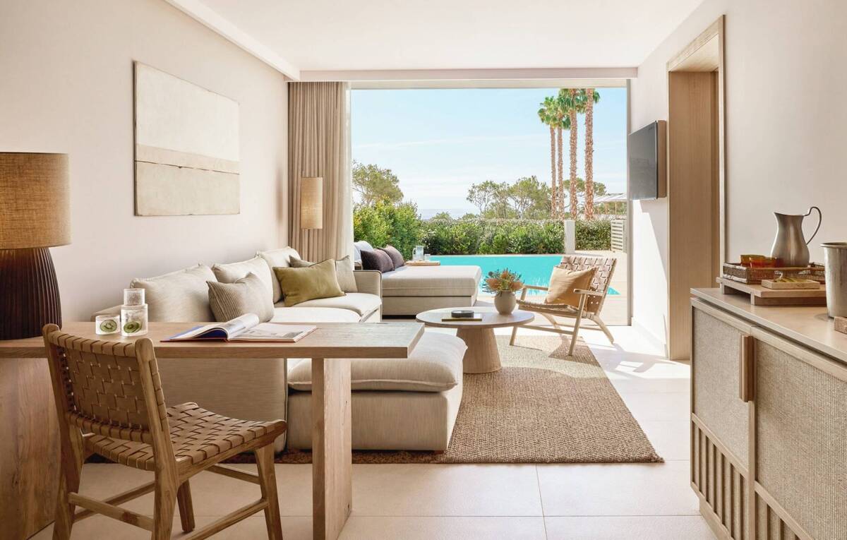 DELUXE ONE BEDROOM SUITE PRIVATE POOL GARDEN VIEW