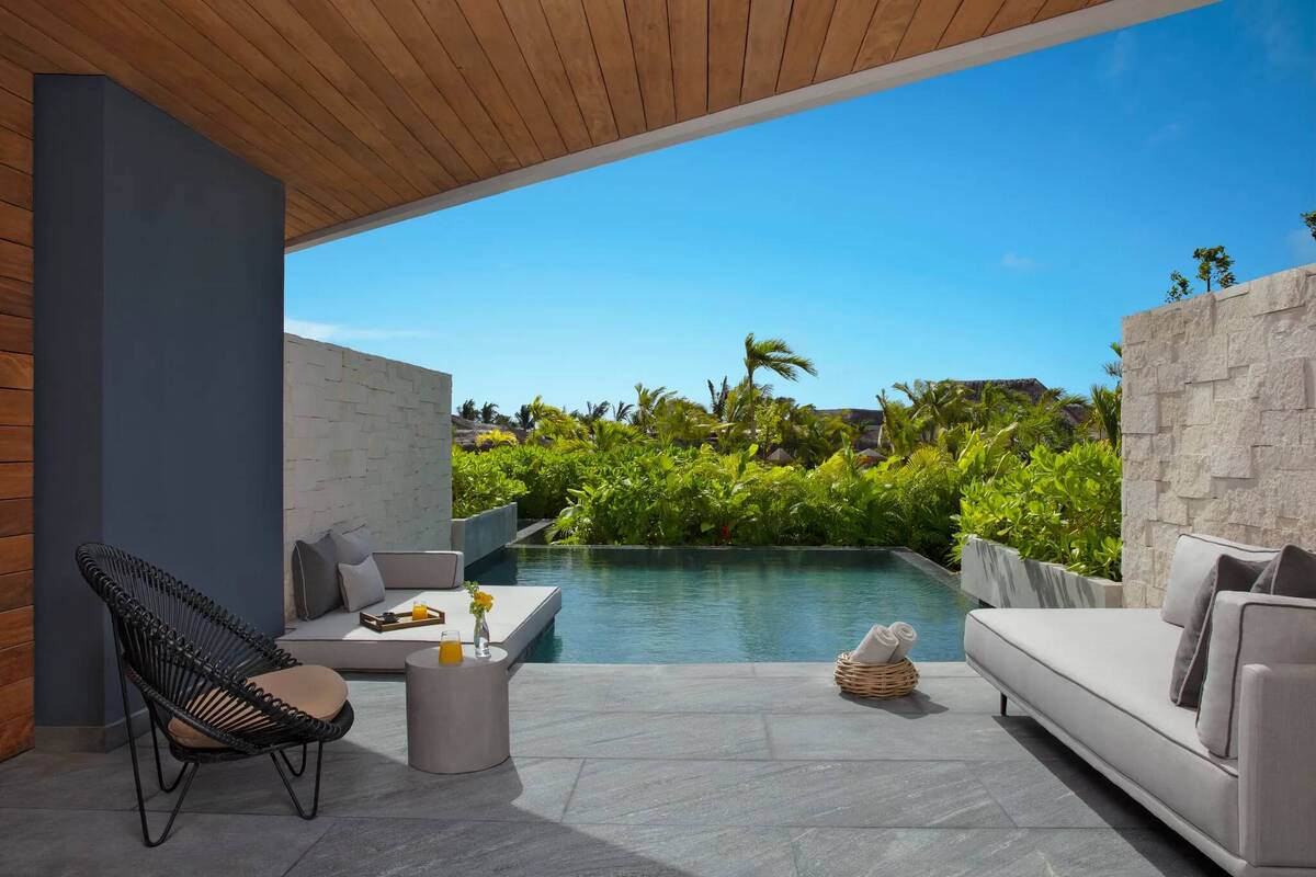 SIGNATURE SWIMOUT SUITE TROPICAL VIEW