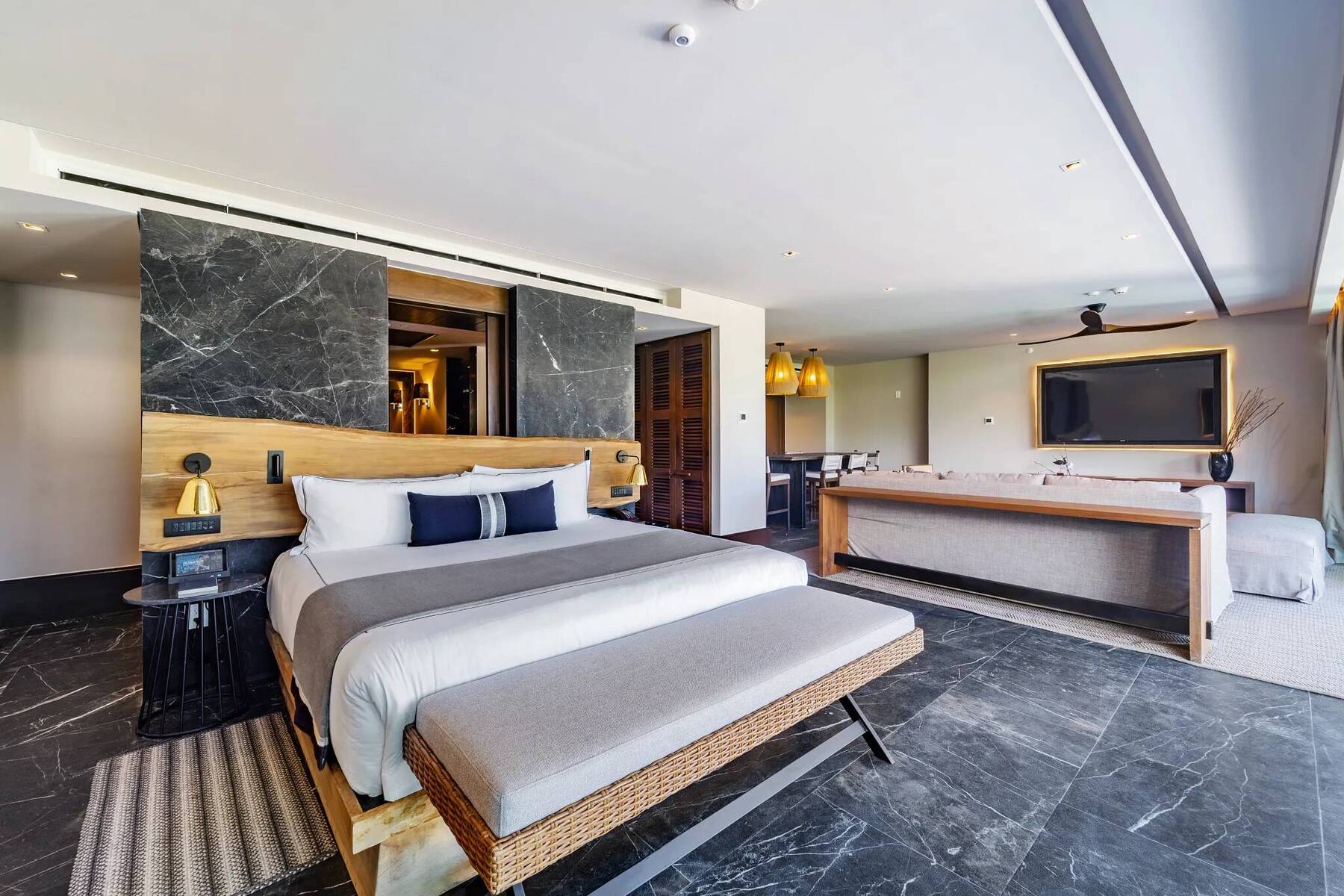 MASTER SUITE SWIMOUT TROPICAL VIEW